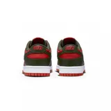 Championes Nike Dunk Low Retro, color rojo y verde oliva, con suela blanca y cordones verde oliva.