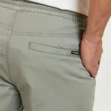 Bermuda de hombre color verde con cintura elastizada y cordón de ajuste.