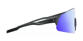 Lentes de sol deportivos unisex, marca Meller, modelo Dua. Montura negra sin borde inferior y lente espejada azul. Protección UV400.
