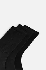 Pack de tres pares de calcetines blancos de corte medio, con tejido acanalado y puño elástico.
