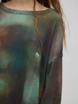 Buzo de algodón con estampado abstracto en tonos tierra y verde, de corte holgado y largo por debajo de la cintura, con puños acanalados.