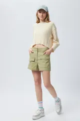 Short de tiro alto de tela liviana, con grandes bolsillos y diseño fresco.