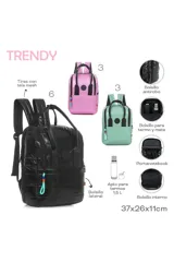 Mochila negra con diseño acolchado, doble asa de mano y correas de hombro regulables. Tiene un bolsillo frontal con cierre y detalles de tiras de colores.