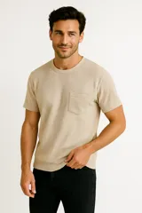 Remera de manga corta color beige, con cuello redondo y bolsillo en el pecho.