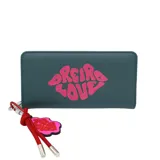 Billetera de cuero sintético color verde petróleo con cierre de cremallera y llavero colgante. Estampado con el logo de la marca en color rosa.