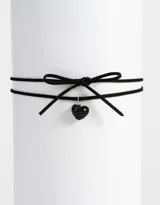 Gargantilla choker negra con dije de corazón con incrustaciones de strass.
