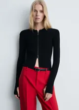 Chaqueta de punto fino negra con cuello redondo, cierre frontal con cremallera, diseño entallado y mangas largas.