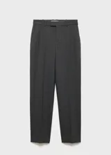 Pantalón de vestir de corte recto, color gris oscuro con finas rayas verticales.