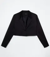 Blazer cropped negro de raso con escote de solapa y cierre frontal con botón forrado.