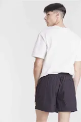 Short de baño rosado con cintura elástica y cordón ajustable.