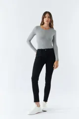 Pantalón de jean negro, corte skinny, tiro medio, con logo bordado y pasacinto.