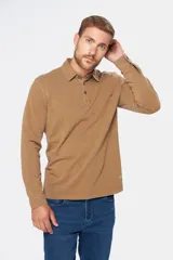 Remera polo de piqué con efecto lavado, de manga larga y cuello con botones, con bordado en el pecho.