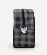 Neceser rectangular grande con estampado de cuadros grises y negros y estampa de Kuromi con corazones. Tiene cierre de cremallera y un dije de Kuromi en el cierre. Forro interior de poliéster.