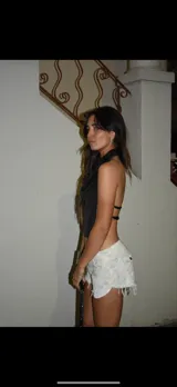 Top marrón con espalda descubierta y tiras finas.