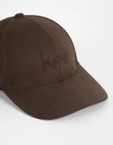 Gorra marrón chocolate de efecto gamuza con bordado frontal y regulador metálico trasero.