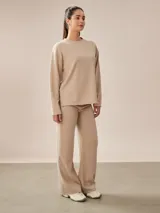 Pantalón de tejido acanalado color gris melange, de tiro alto y corte ancho (wide leg).