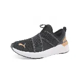 Zapatillas deportivas Puma Softride Harli Slip On para mujer, color negro con detalles en dorado. Diseño sin cordones con bandas elásticas cruzadas en el empeine y logo de Puma en el lateral y la puntera.