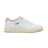 Championes Puma Court Class blancos con detalles en color crema en la suela, el talón y el interior.