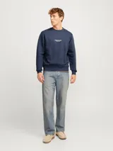 Buzo azul marino de manga larga y cuello redondo, con estampado frontal que dice "Originals Studio brought to you by Jack&Jones designed in Copenhagen".