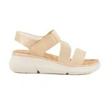 Sandalias bajas color beige con plataforma blanca y tiras cruzadas.