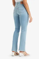 Pantalón de jean celeste claro, corte bootcut, tiro alto y terminación desflecada.