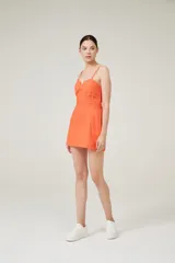 Vestido corto color naranja con breteles finos y corpiño con ballenas.