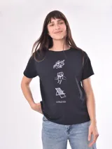 Remera color crudo con estampado de un pez rojo en el frente.