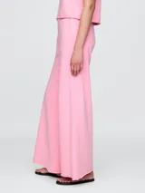 Pantalón deportivo de mujer color blanco hueso, de corte ancho y tiro alto.