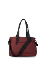 Bandolera de nylon color bordó con detalles en negro. Presenta un compartimento principal con cierre, doble asa de mano y una correa de galón extensible y removible. Incluye múltiples bolsillos externos: uno frontal con cierre, uno dorsal con cierre y bolsillos laterales abiertos para un acceso rápido.