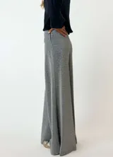 Pantalón oxford negro con lurex, tiro alto y corte acampanado.