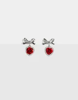 Aros colgantes cortos con pasante de moño plateado y dije de corazón con rosa roja en el centro y strass alrededor.