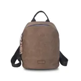 Mochila negra de símil cuero, con cierre principal y bolsillo interno con cierre. Tiene asa de mano, correas regulables y bolsillo oculto en la espalda.