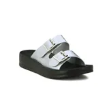 Sandalias con plataforma color gris claro, con dos tiras con hebilla y suela negra.