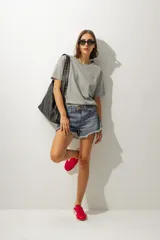 Short de jean negro con cintura alta y terminación desflecada.