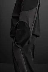 Pantalón relaxed fit confeccionado en tejido técnico ligero y elástico en todas direcciones. Cintura elástica ajustable con cordón interior, bolsillos delanteros y bajo acabado en elástico y ajustable con cremallera.