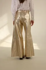Pantalón de cuero color marrón, de corte wide leg y tiro alto.