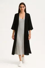 Kimono negro con mangas 3/4 y diseño calado con lurex.