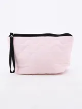 Necesser acolchado color rosa pastel con cierre superior negro y tira de agarre negra.