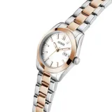 Reloj analógico Guess modelo Alice para mujer, con caja redonda de 32mm y esfera blanca. Presenta marcadores de hora aplicados y agujas en tono oro rosado. La caja y la pulsera son de acero bicolor (plateado y oro rosado). Posee ventana de fecha a las 3. El bisel es liso.