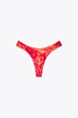 Braguita de bikini de tiro medio con cintura elástica y detalle de frunce en la parte trasera.