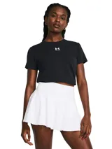 Remera deportiva negra de corte clásico con cuello redondo y logo Under Armour estampado en el pecho.