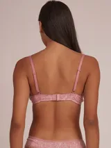Soutien básico color nude, de algodón, con breteles finos y escote halter con detalle de puntilla.
