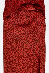 Falda midi de viscosa con estampado animal print color rojo y abertura lateral.