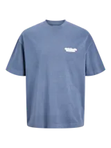 Camiseta azul de manga corta y cuello redondo con estampado pequeño en el pecho.