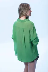 Camisa verde de manga larga con botones.