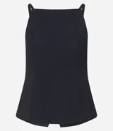 Chaleco femenino de sastrería color negro, con breteles finos y cierre frontal de botones. Diseño alargado con bolsillos falsos en la parte inferior.