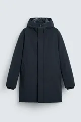 Parka azul marino de corte recto, con capucha y cuello alto desmontable. Interior acolchado, cierre frontal con cremallera oculta y botones a presión, bolsillos laterales y puños de rib.