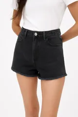 Short de jean negro de calce alto con terminación desflecada.