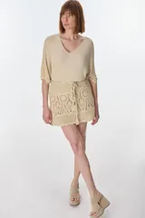 Minifalda color crudo tejida al crochet con hilo de algodón y lurex.