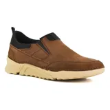 Zapato de vestir negro, tipo mocasín, sin cordones, con elásticos laterales y suela gruesa.